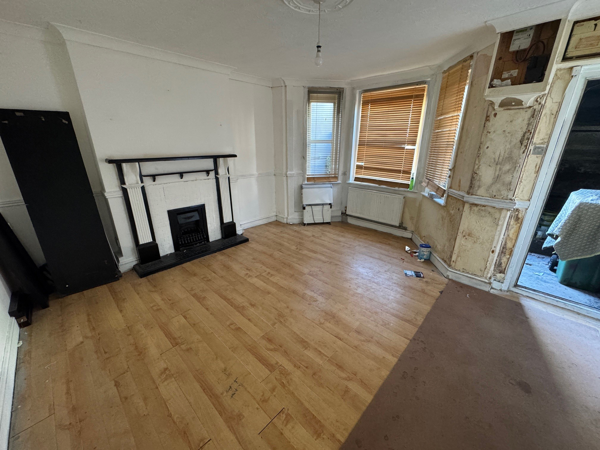 Lot: 89 - FREEHOLD PROPERTY DIVIDED INTO TWO TWO-BEDROOM MAISONETTES - 